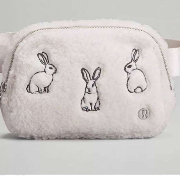 NEW Lululemon Everywhere Belt Bag 1L Fleece New Years Lunar Rabbit - Picture 2 of 9